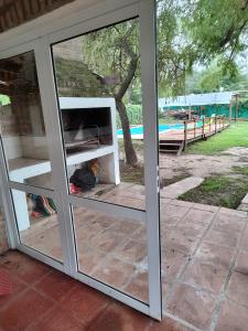 una puerta corredera de cristal con vistas a la piscina en SAN ANTONIO de Arredondo la casa de Andrea en San Antonio de Arredondo