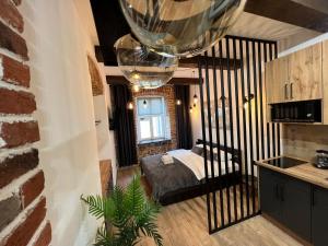 um pequeno quarto com uma cama num quarto em Cozy Loft на Староєврейській 24 em Lviv