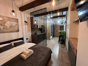 um quarto com uma cama grande e um corredor em Cozy Loft на Староєврейській 24 em Lviv