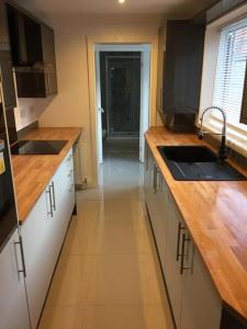 Kuchyň nebo kuchyňský kout v ubytování Essex House 3 Bedrooms Workstays UK