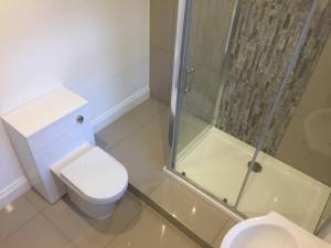 Et badeværelse på Essex House 3 Bedrooms Workstays UK