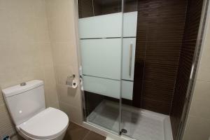 Kúpeľňa v ubytovaní RentitSpain Apartamento Oasis de Salobreña Gym y Balcón