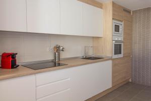 Kuchyňa alebo kuchynka v ubytovaní RentitSpain Apartamento Oasis de Salobreña Gym y Balcón
