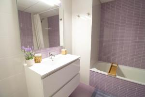 Kúpeľňa v ubytovaní RentitSpain Apartamento Oasis de Salobreña Gym y Balcón