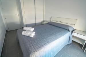 Posteľ alebo postele v izbe v ubytovaní RentitSpain Apartamento Oasis de Salobreña Gym y Balcón