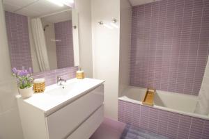 Kúpeľňa v ubytovaní RentitSpain Apartamento Oasis de Salobreña Gym y Balcón