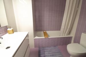 Kúpeľňa v ubytovaní RentitSpain Apartamento Oasis de Salobreña Gym y Balcón
