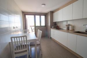 Kuchyňa alebo kuchynka v ubytovaní RentitSpain Apartamento Oasis de Salobreña Gym y Balcón