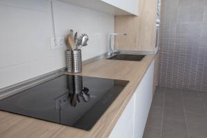 Kuchyňa alebo kuchynka v ubytovaní RentitSpain Apartamento Oasis de Salobreña Gym y Balcón