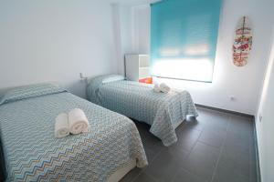 Posteľ alebo postele v izbe v ubytovaní RentitSpain Apartamento Oasis de Salobreña Gym y Balcón