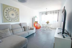 Televízia a/alebo spoločenská miestnosť v ubytovaní RentitSpain Apartamento Oasis de Salobreña Gym y Balcón