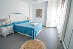 Posteľ alebo postele v izbe v ubytovaní RentitSpain Apartamento Oasis de Salobreña Gym y Balcón