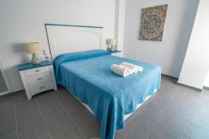 Posteľ alebo postele v izbe v ubytovaní RentitSpain Apartamento Oasis de Salobreña Gym y Balcón