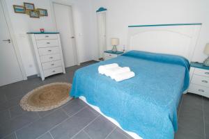 Posteľ alebo postele v izbe v ubytovaní RentitSpain Apartamento Oasis de Salobreña Gym y Balcón