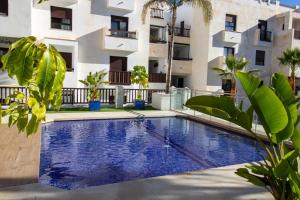 Bazén v ubytovaní RentitSpain Apartamento Oasis de Salobreña Gym y Balcón alebo v jeho blízkosti