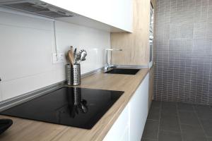Kuchyňa alebo kuchynka v ubytovaní RentitSpain Apartamento Oasis de Salobreña Gym y Balcón