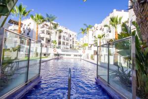 Bazén v ubytovaní RentitSpain Apartamento Oasis de Salobreña Gym y Balcón alebo v jeho blízkosti