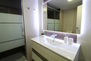 Kúpeľňa v ubytovaní RentitSpain Apartamento Oasis de Salobreña Gym y Balcón