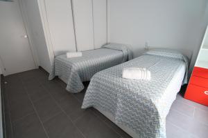 Posteľ alebo postele v izbe v ubytovaní RentitSpain Apartamento Oasis de Salobreña Gym y Balcón
