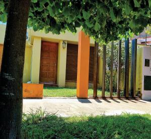 una casa con una porta arancione davanti di Acogedora suite con ingreso independiente. a Jesús María