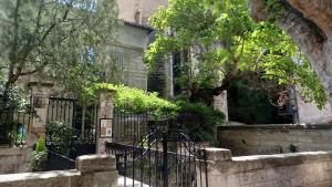 a black fence in front of a building at MAISON DE CHARME AVEC COUR, proche rue des Teinturiers in Avignon