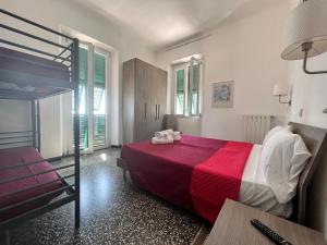 ein Schlafzimmer mit einem Bett mit einer rot-weißen Decke in der Unterkunft Hotel Monique in Noli