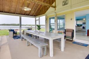 einen Picknicktisch mit Bänken auf einer Terrasse in der Unterkunft Waterfront Taylors Island Rental with Private Dock! 