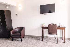 TV a/nebo společenská místnost v ubytování Alaska Frontier Inn