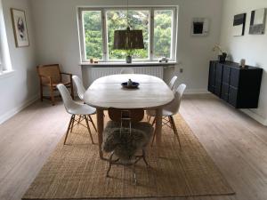 uma sala de jantar com uma mesa de madeira e cadeiras em Sundkig fra 1. Sal em Svendborg