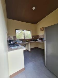 eine leere Küche mit einer Theke und einem Fenster in der Unterkunft LOSARA BEACH SALINAS in El Jobo