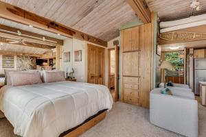1 dormitorio con 1 cama blanca grande y cocina en Laurelwood Condominiums 111, en Snowmass Village