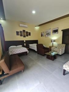 ein Wohnzimmer mit 2 Betten und einem Sofa in der Unterkunft LOSARA BEACH SALINAS in El Jobo