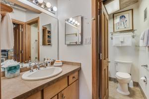 y baño con lavabo y aseo. en Laurelwood Condominiums 111, en Snowmass Village