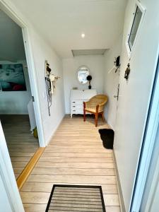 um quarto com um corredor com uma cadeira e uma secretária em Lækkert byhus i hjertet af Marstal em Marstal