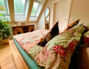 Postel nebo postele na pokoji v ubytování Ferienhaus auf 7 ha Alleinlage - Pool,Whirlpool, Sauna - Das Refugium Südsteiermark + 37 fotografií