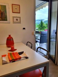 Apartma Vista montana في كوباريد: طاولة عليها مزهرية