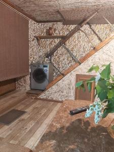 ein Zimmer mit einem Lautsprecher und einem Tisch in einem Haus in der Unterkunft Xrchit (Խրճիթ) in Gjumri