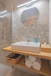 La salle de bains est pourvue d'un lavabo, d'un miroir et de serviettes. dans l'établissement Vlaštovčí dům, à Nové Město nad Metují