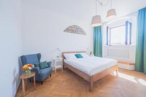 una camera con letto e sedia blu di Vlaštovčí dům a Nové Město nad Metují
