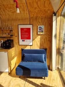 - un canapé bleu dans une pièce avec un mur dans l'établissement Wikkelboats at Wijnhaven, à Rotterdam