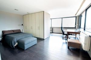 Schlafzimmer mit einem Bett, einem Schreibtisch und einem Stuhl in der Unterkunft Luxury Loft by Boy in Patras