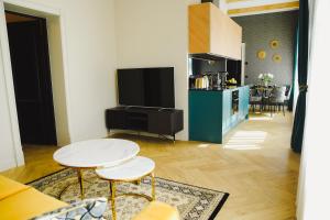 a living room with a table and a kitchen at Meerbach Residents in Kuressaare