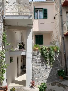 Budova, kde se apartmán nachází + 16 fotografií
