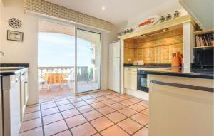 eine Küche mit einer offenen Tür zu einer Terrasse in der Unterkunft Stunning Home In Mandelieu-la-napoule With 5 Bedrooms, Wifi And Outdoor Swimming Pool in Mandelieu-la-Napoule