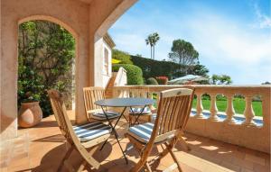 un patio con 4 sedie e un tavolo sul balcone. di 5 Bedroom Gorgeous Home In Mandelieu-la-napoule a Mandelieu La Napoule