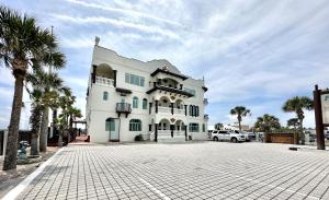 um edifício branco com palmeiras em frente em Bliss By The Sea em Saint Augustine