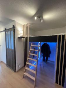 um quarto com um beliche e uma escada em Appartement de 25 m² à Blonville em Blonville-sur-Mer