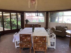 jadalnia z białym stołem i krzesłami w obiekcie Casa de campo 