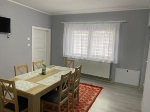 科倫德的住宿－Anikó kulcsosház，一间带木桌和椅子的用餐室