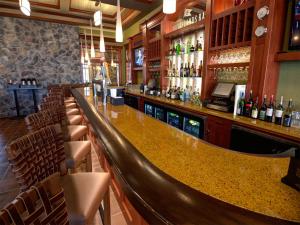 Lounge nebo bar v ubytování 1000 Islands Harbor Hotel